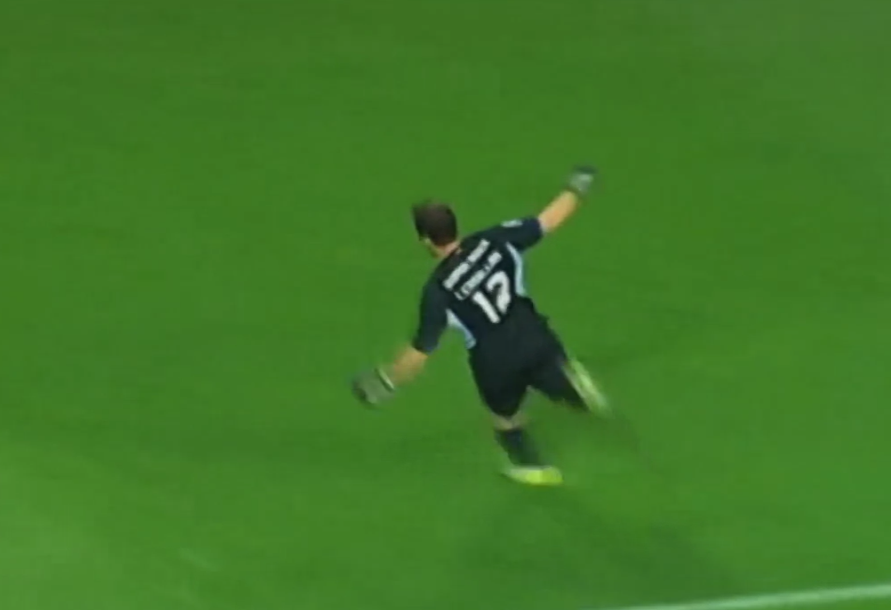 Iker Casillas loses his mind celebrating Porto goal vs Benfica