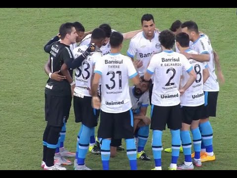 Gremio’s Douglas takes a leak on the Maracana pitch surrounded by a team huddle