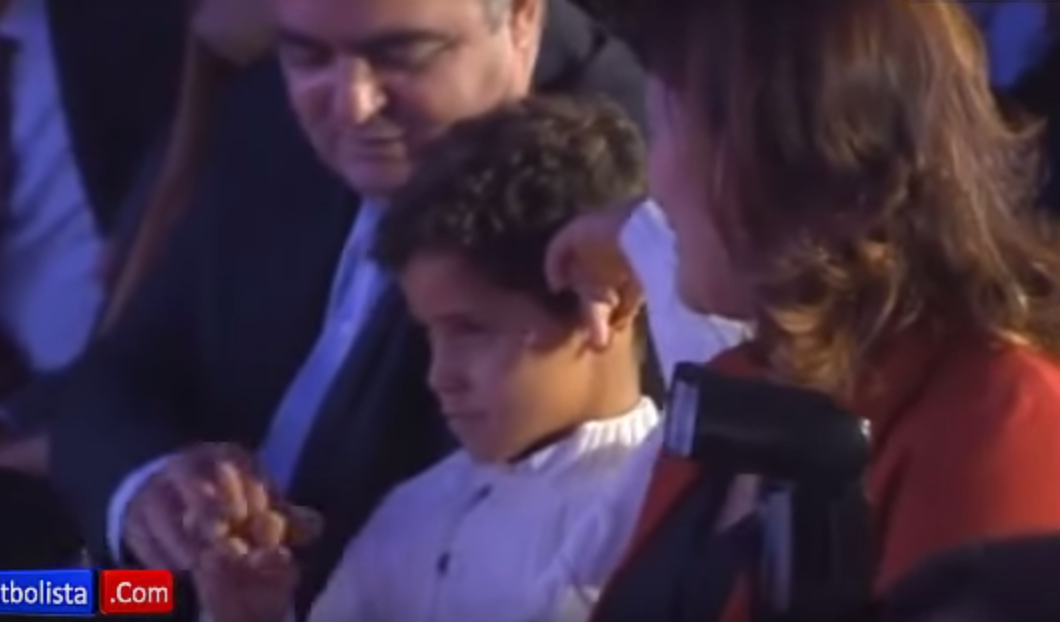 Cristiano Ronaldo’s son sticks up the middle finger during dad’s award speech