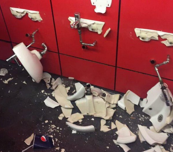 Emirates-toilet-Arsenal-Spurs