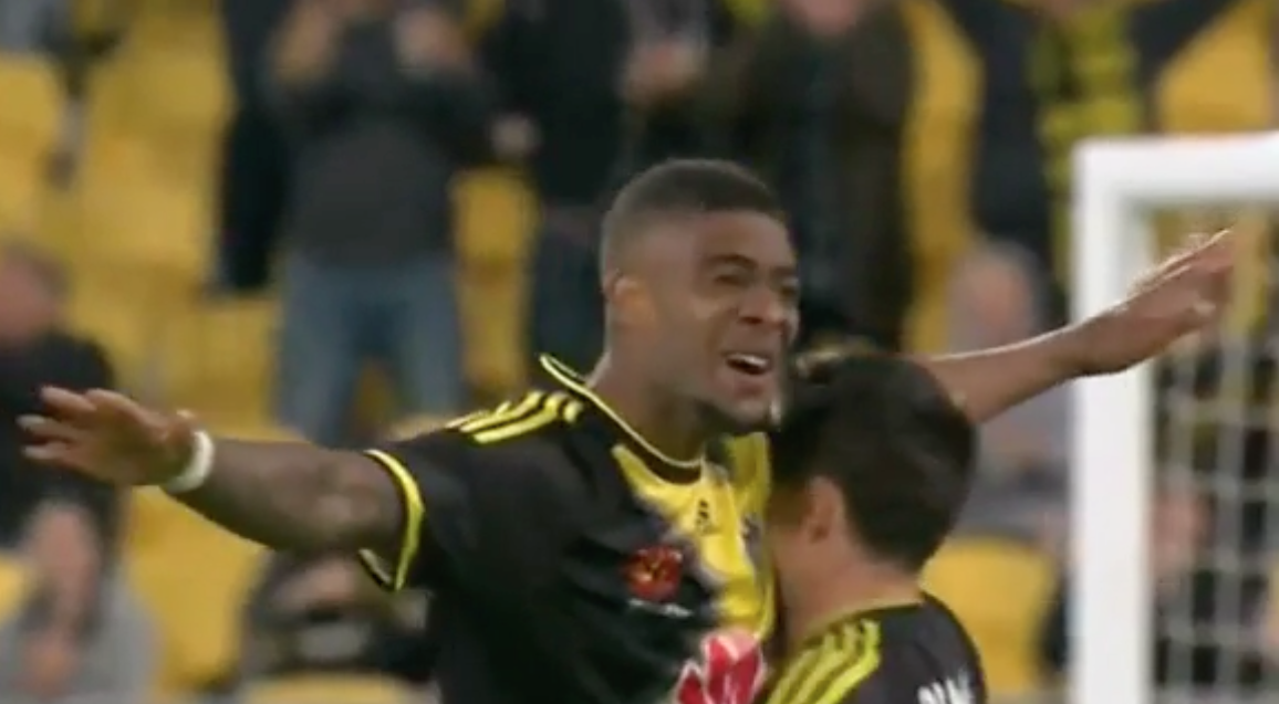 Roly Bonevacia blasts home 30-yard thunderbastard for Wellington Phoenix