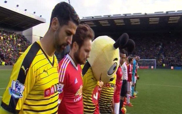 Watford-mascot-Man-United-players