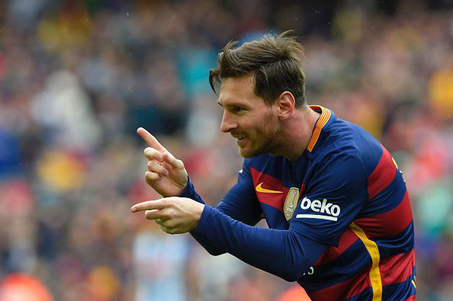 Messi-celebrating-free-kick-Espanyol