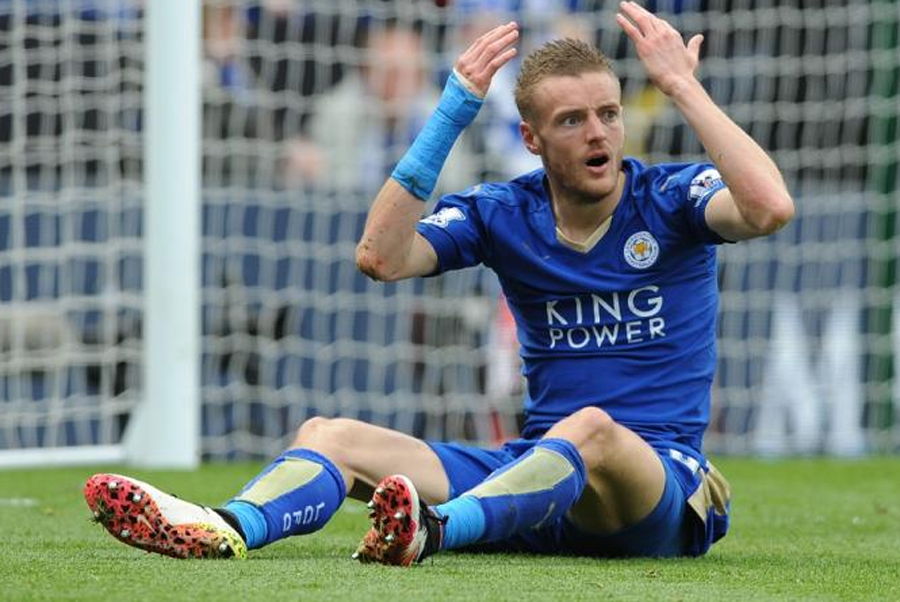 Vardy-Leicester-Hull-punch-himself